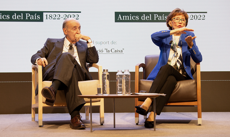 Eugenia Bieto a un debat Amics del Pas