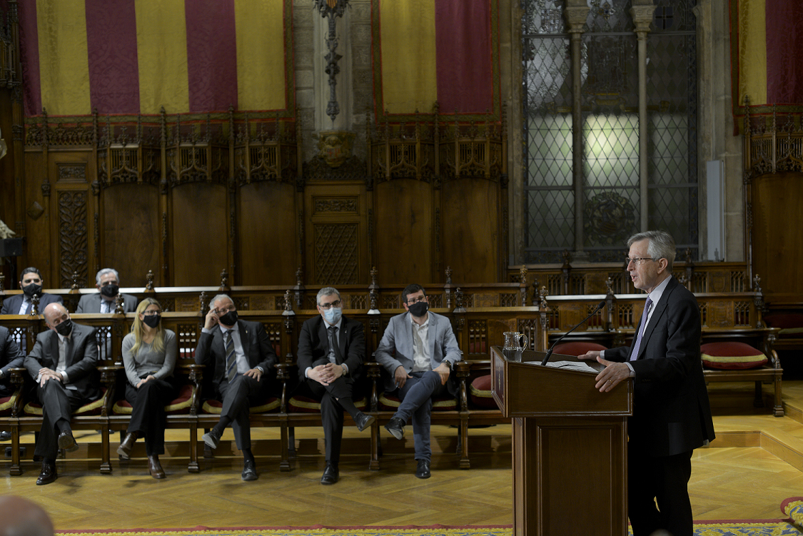 El Dr. Joan Massagué pronunciando el discurso en el acto de entrega de los premios Amics del País