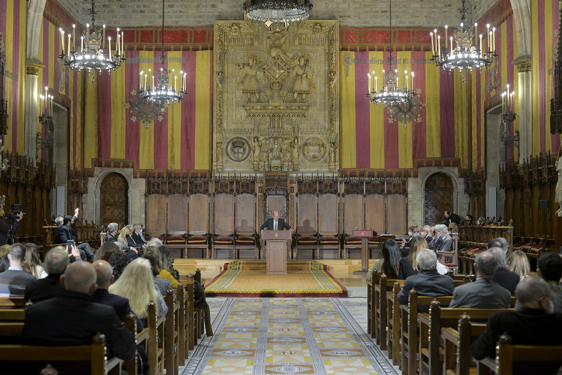 Miquel Roca presidint els premis Amics del País