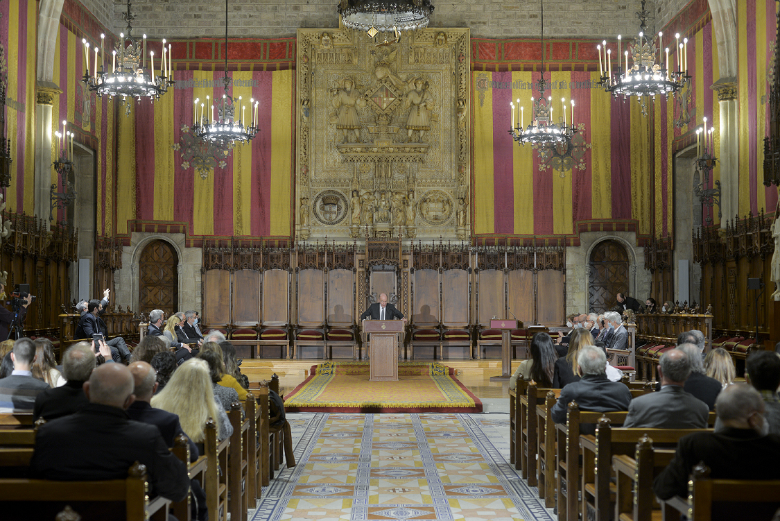 Miquel Roca presidiendo los premios Amics del País