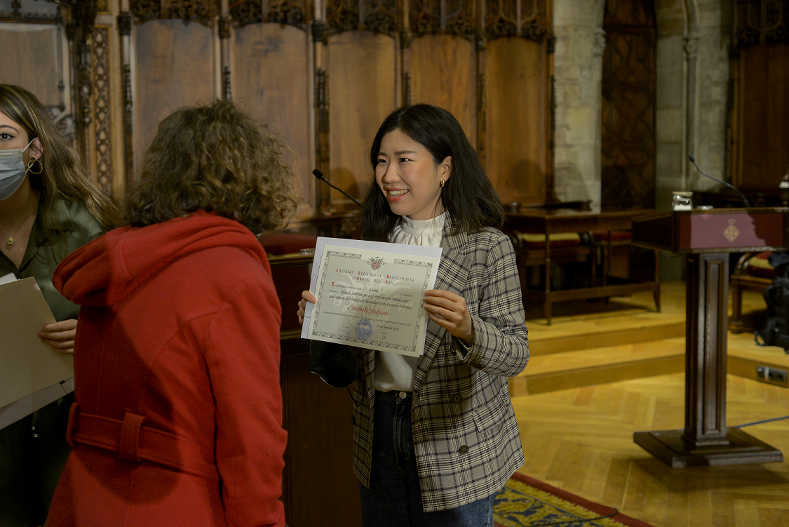 Joven investigadora ganadora de una beca de movilidad en 2022