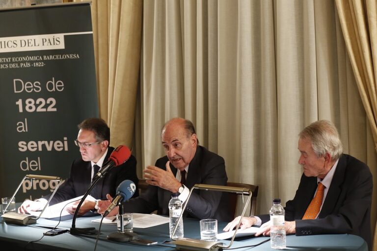 Miquel Roca presenta en rueda de prensa el Informe Anual de la Societat Econòmica Barcelonesa d’Amics del País