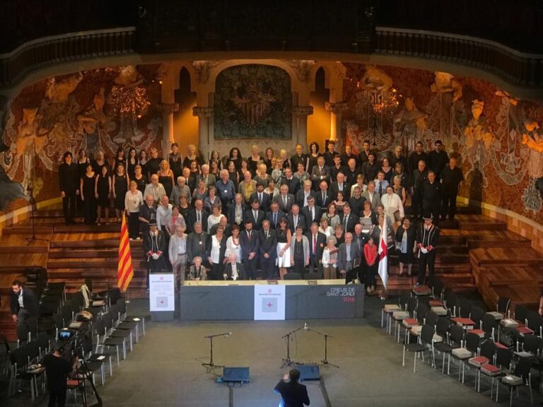 La socia y miembro de la Junta de la SEBAP, Rosa Maria Malet, recibe la Creu de Sant Jordi 2018