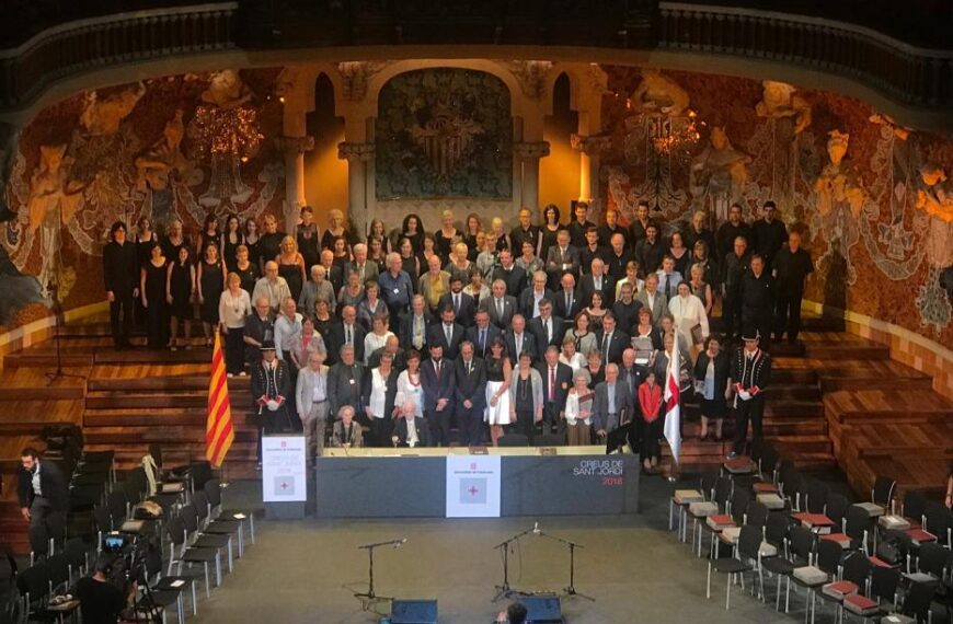 La sòcia i membre de la Junta de la SEBAP, Rosa Maria Malet, rep la Creu de Sant Jordi 2018
