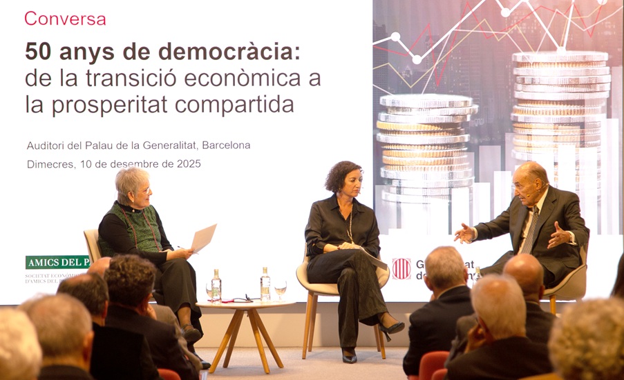 D'esquerra a dreta: la periodista Milagro Pérez Oliva, la consellera Alícia Romero i el president d'Amics del País, Miquel Roca i Junyent