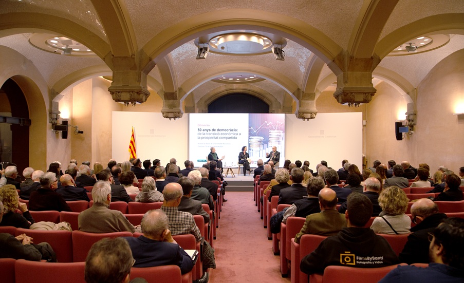 Milagro Pérez Oliva, la consellera d'Economia i Finances, Alícia Romero, i el president d'Amics del País, Miquel Roca i Junyent al diàleg sobre els 50 anys de democràcia.