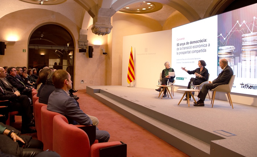 Milagro Pérez Oliva, la consellera d'Economia i Finances, Alícia Romero, i el president d'Amics del País, Miquel Roca i Junyent al diàleg sobre els 50 anys de democràcia.