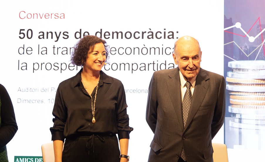 La consellera d'Economia i Finances, Alícia Romero, i el president d'Amics del País, Miquel Roca i Junyent