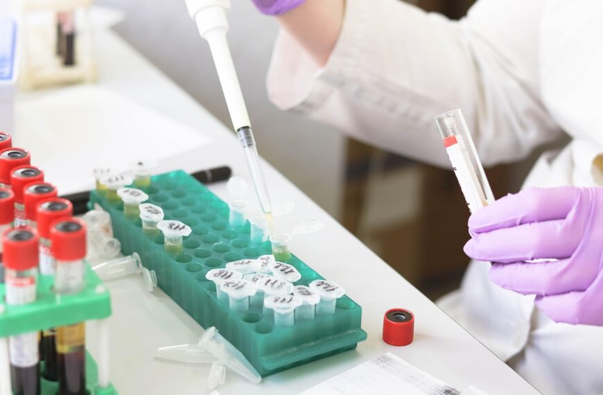 Unes mans manipulen mostres a un laboratori