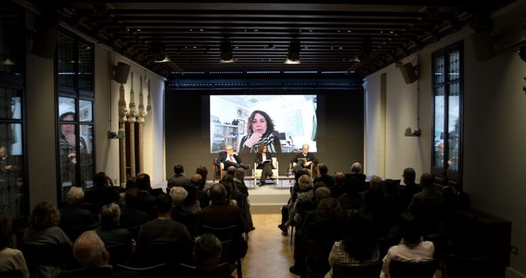 Vista genereal del debat “Ciència i salut pública amenaçades als Estats Units: com pot afectar a Europa?” amb Lídia Heredia i Antoni Trilla