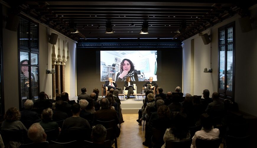 Vista genereal del debat “Ciència i salut pública amenaçades als Estats Units: com pot afectar a Europa?” amb Lídia Heredia i Antoni Trilla