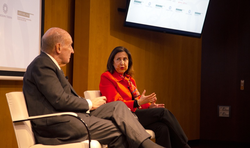 Miquel Roca i Junyent i la Ministra de Defensa, Margarita Robles al cicle "Europa, ara què", organitzat per Barcelona Tribuna